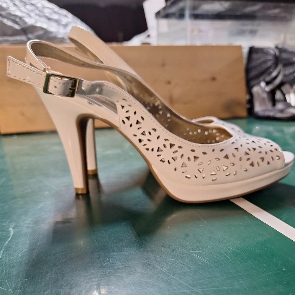 Andrew Geller white open toe dress shoes size 8M